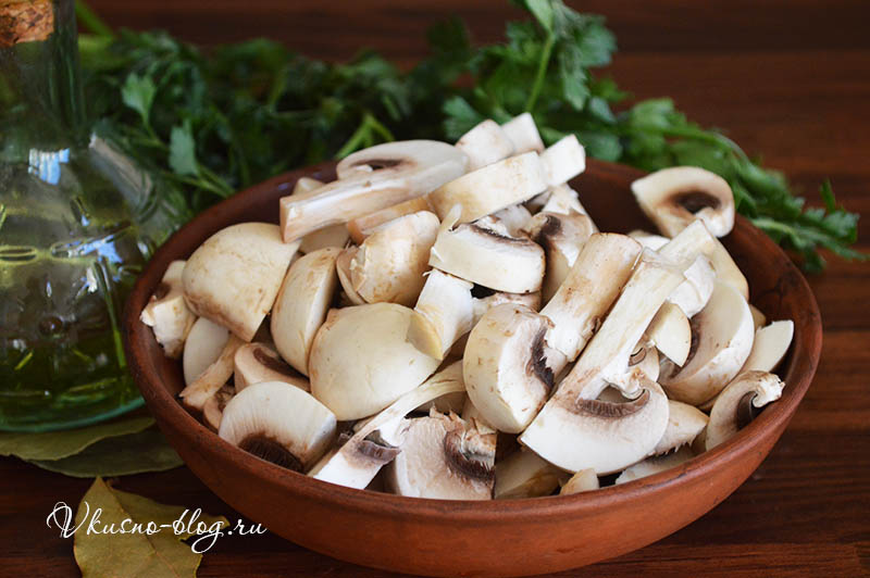 Борщ с грибами - нарезаем грибы
