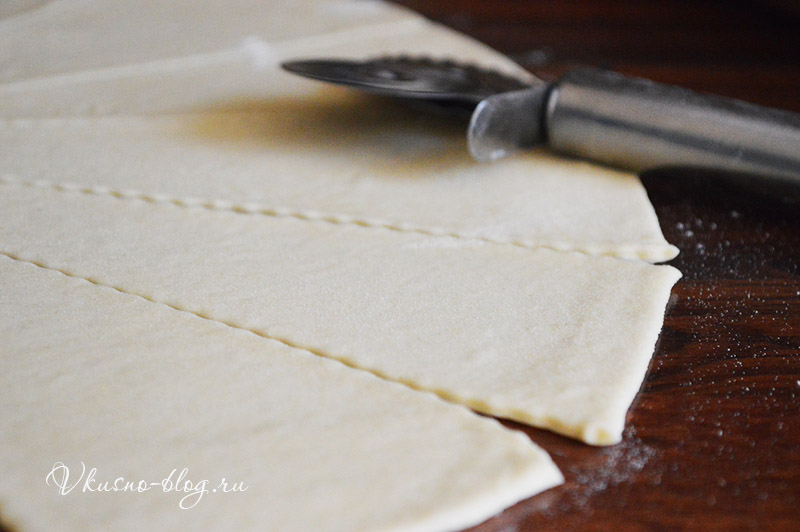 Рецепт рогаликов с повидлом - режем тесто