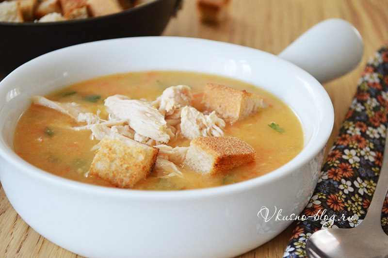 Гороховый суп с курицей - добавляем сухарики