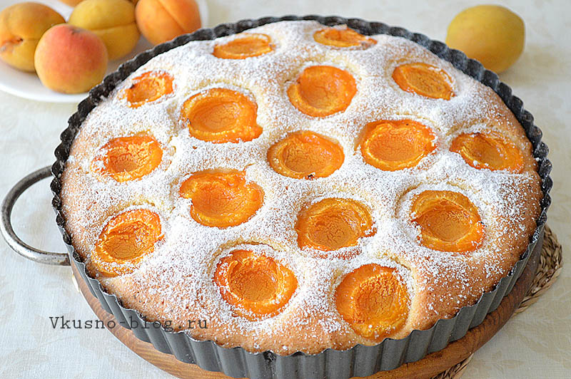 Простой пирог с абрикосами готов