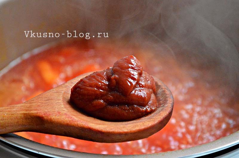 Постный борщ в мультиварке - добавление томатной пасты