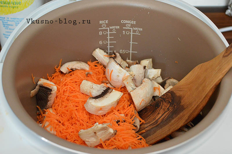 Обжариваем морковь и грибы
