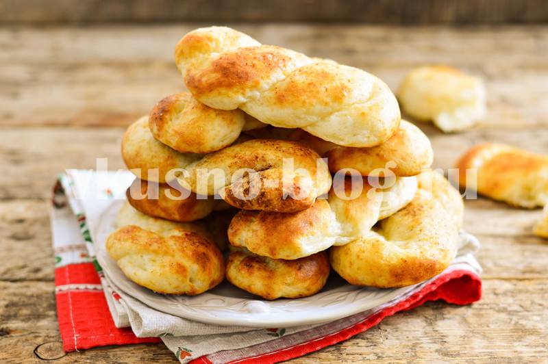 Творожные булочки-косички с сахаром и корицей