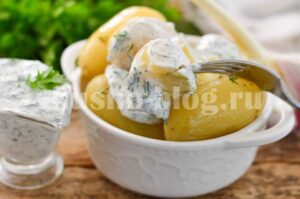 Молодая картошка в сметанном соусе